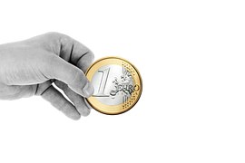 Hand mit Euro Münze